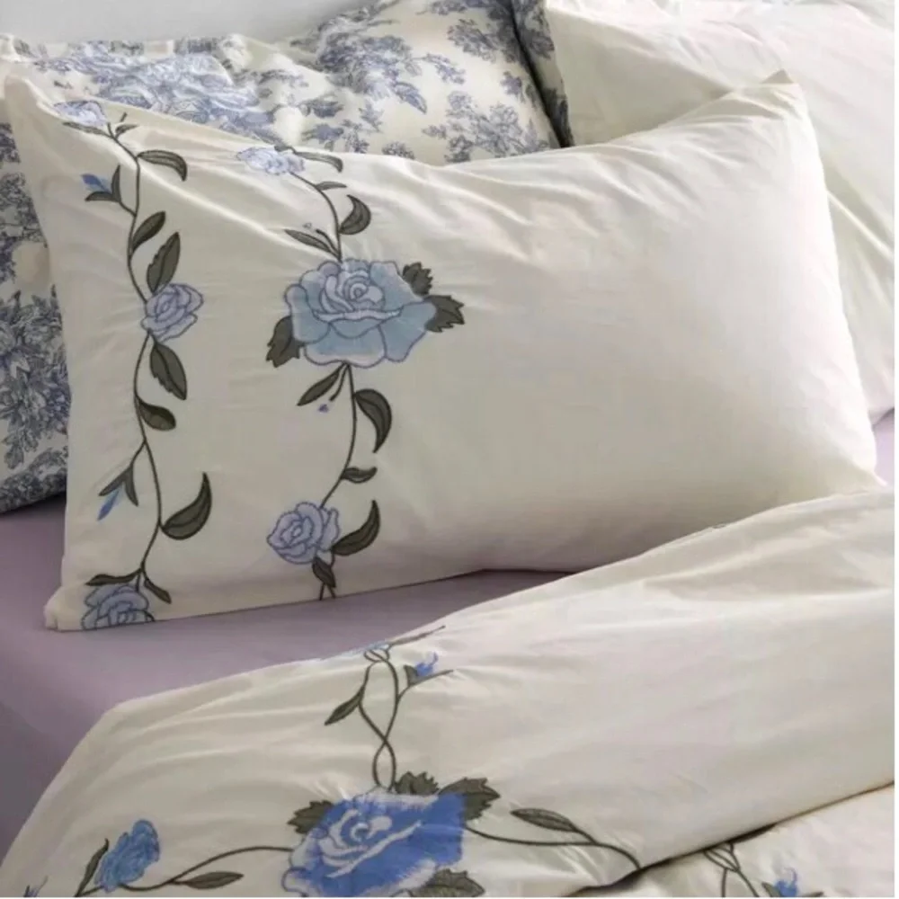 Embroidered Floral Shams Set Of Two Standard Pillowcases New With Tag